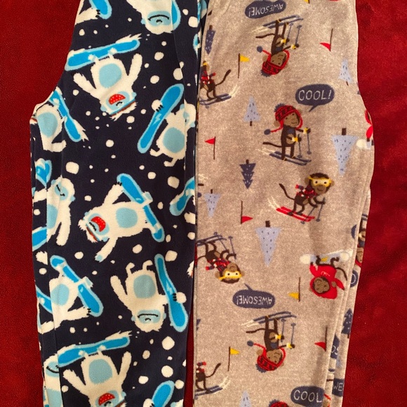 2 boys Carter’s pjs - Picture 4 of 7